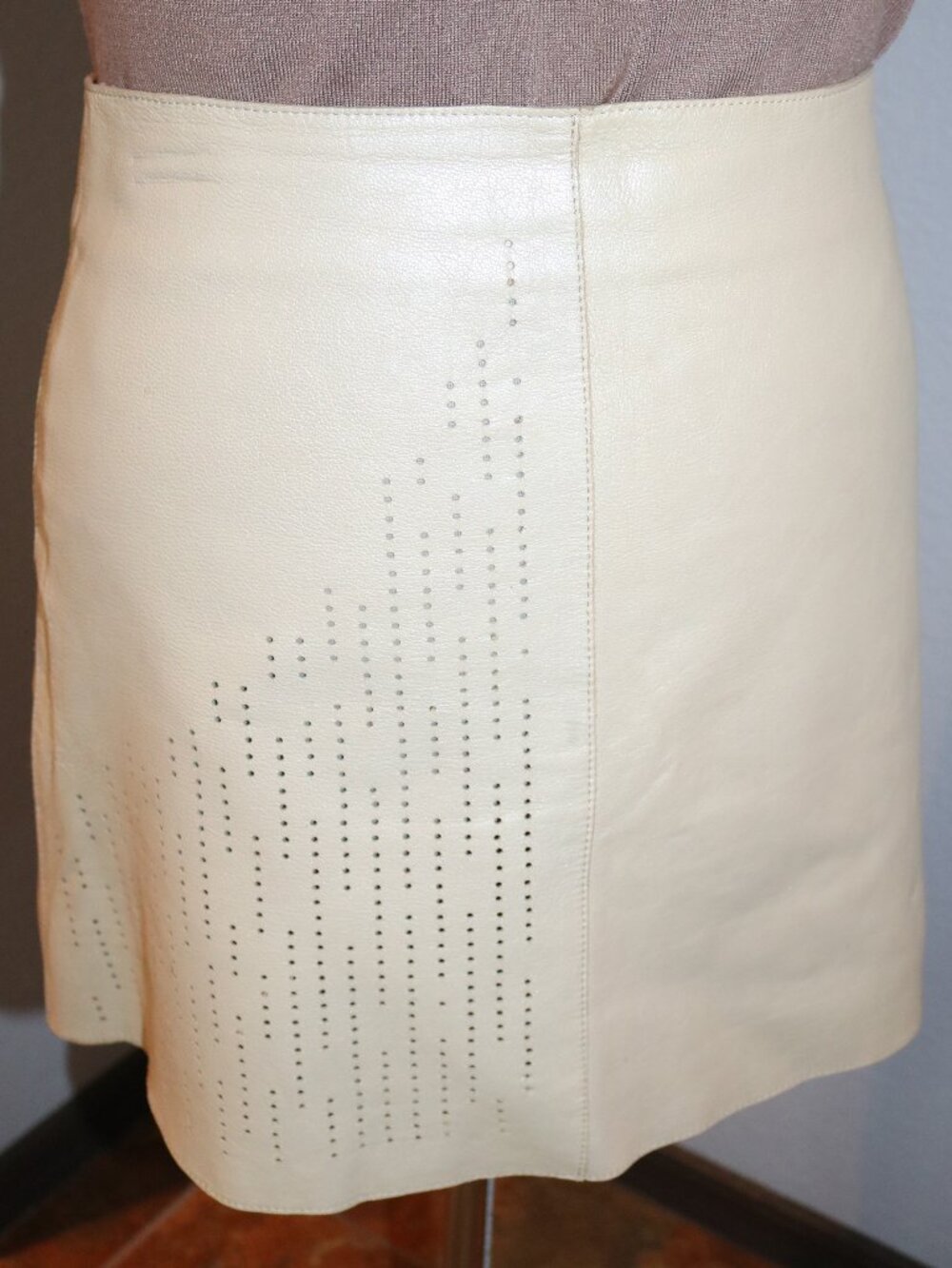 BCBG Max Azria Perforated Lambskin Leather Cream Mini Skirt Vintage Sz 6-8